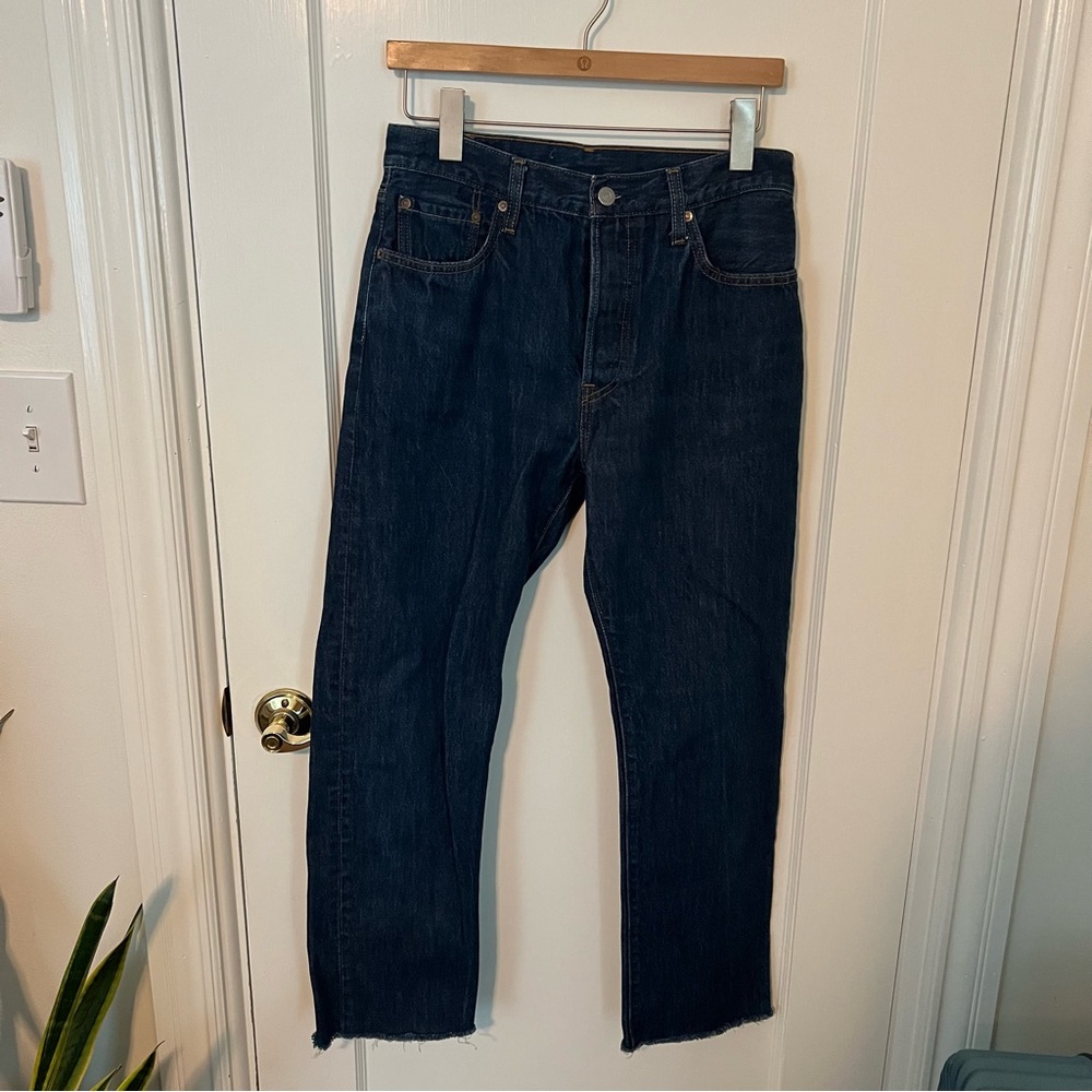 Levi’s • raw hem dark wash straight Jean